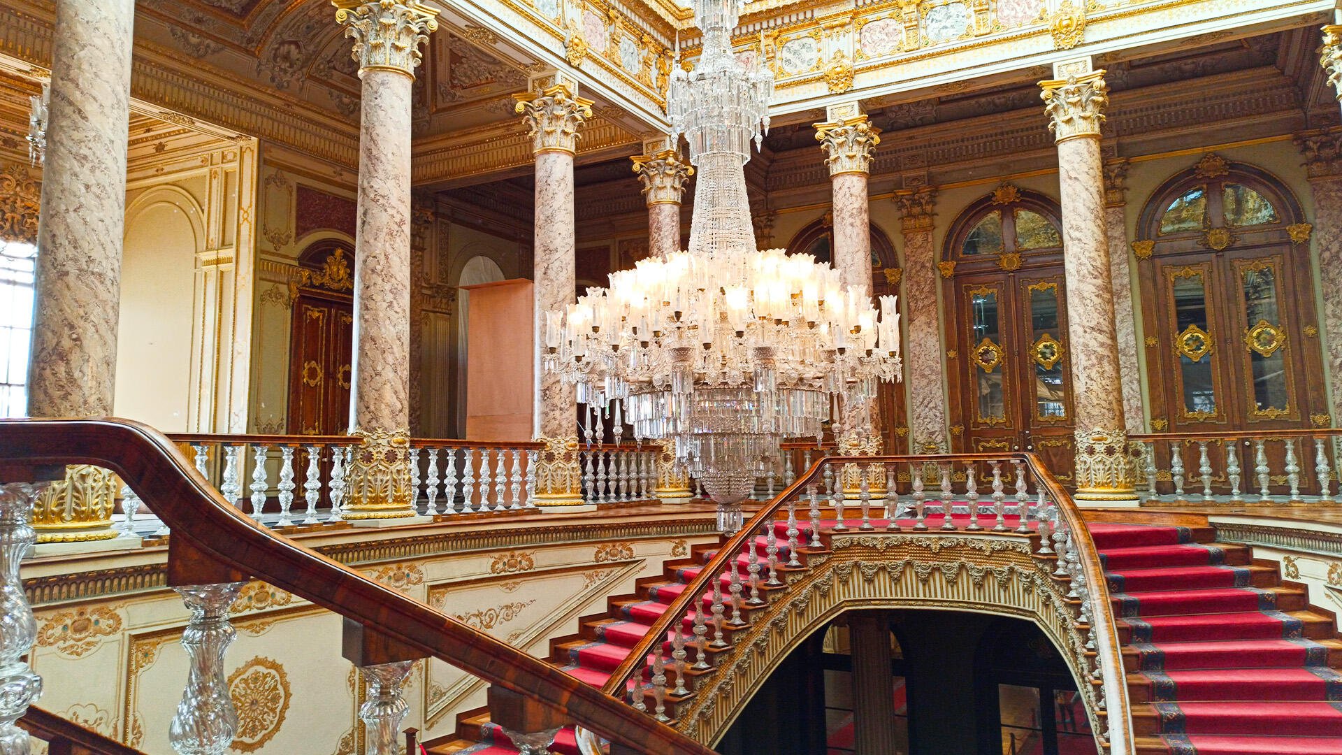 Need to Know About Dolmabahce Palace Museum