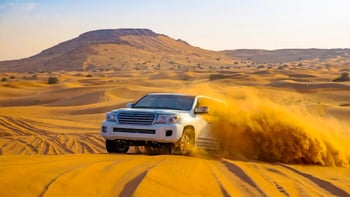 Abu Dhabi: Wüstensafari mit BBQ-Abendessen, Kamelreiten & Sandboarding
