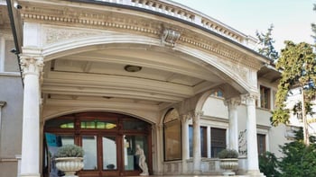 Fast Track Guided Tour of the Ceausescu Mansion (Spring Palace)