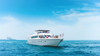 From Dubai Marina: 1-Hour Sightseeing Yacht Cruise with Panoramic Views