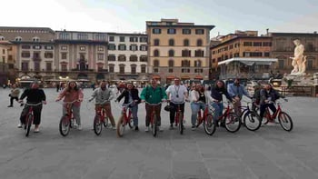 Florence at Night Bike Tour with Wine and Aperitivo Picnic