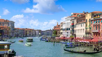 30-min Grand Canal Gondola Ride with Multilingual App Commentary
