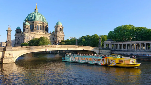 2.5-Hour East-Side-Tour Sightseeing Cruise in East Berlin