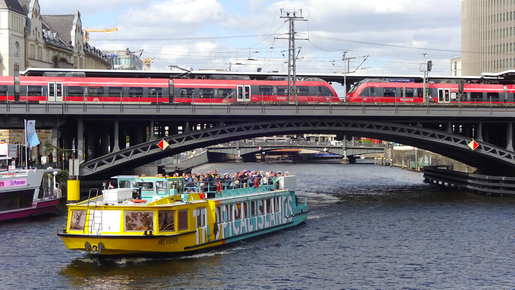 2.5-Hour East-Side-Tour Sightseeing Cruise in East Berlin