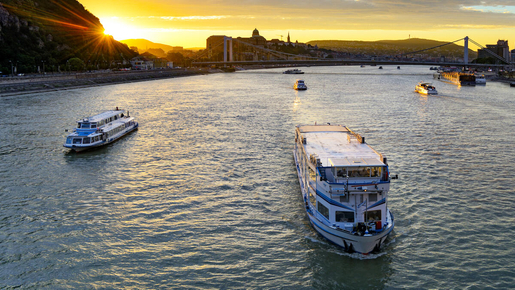 Hop-On Hop-Off Bus with Danube River Cruise