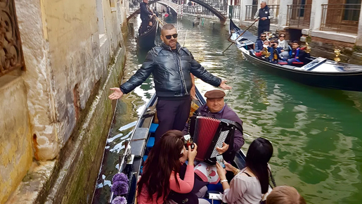 Venice Grand Canal Gondola Ride with Serenade