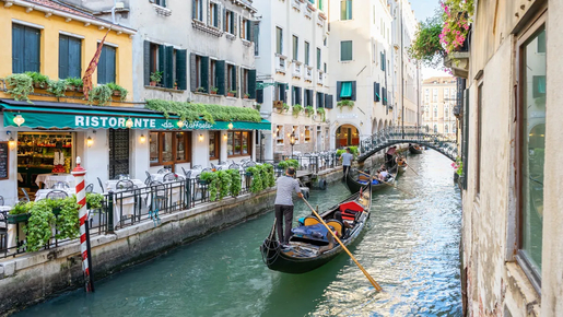 Venice Grand Canal Gondola Ride with Serenade