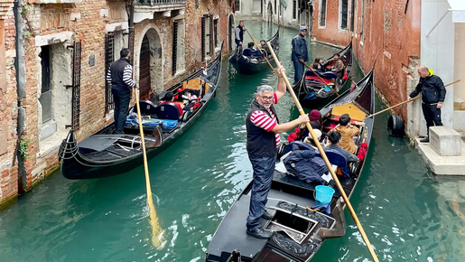 Venice Walking Tour with Grand Canal Gondola Ride