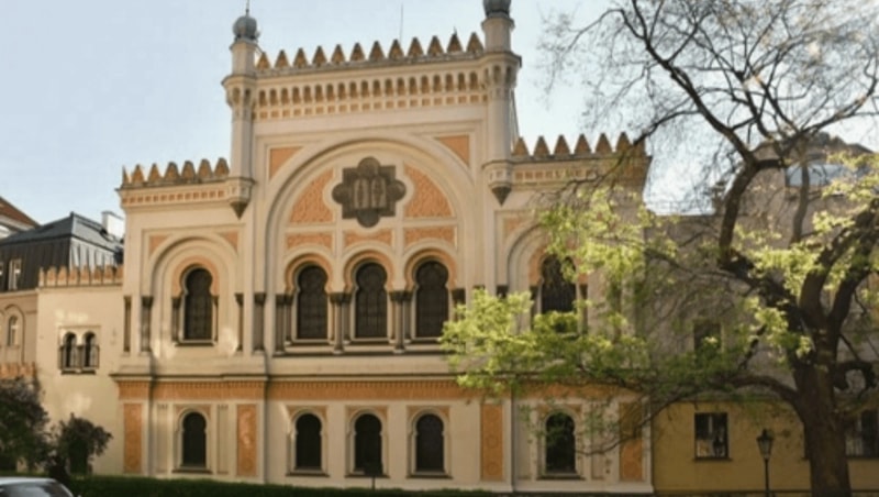 Old Town and Jewish Quarter Tour City Pass