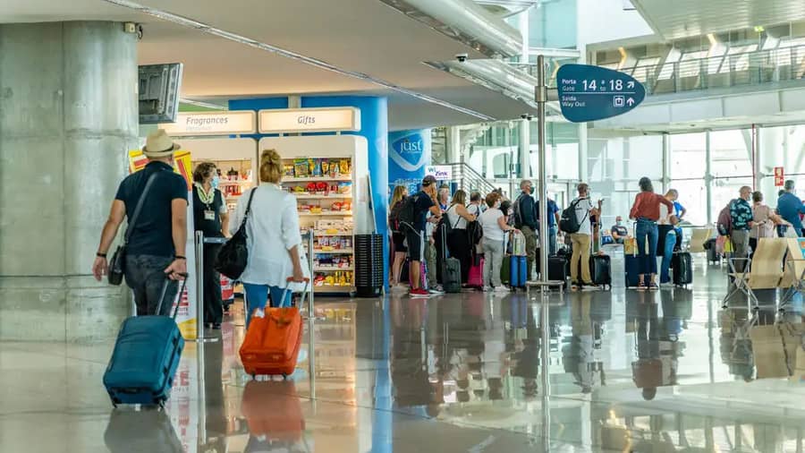 How to Get from Porto Airport to the City Center: Metro, Bus, Transfer