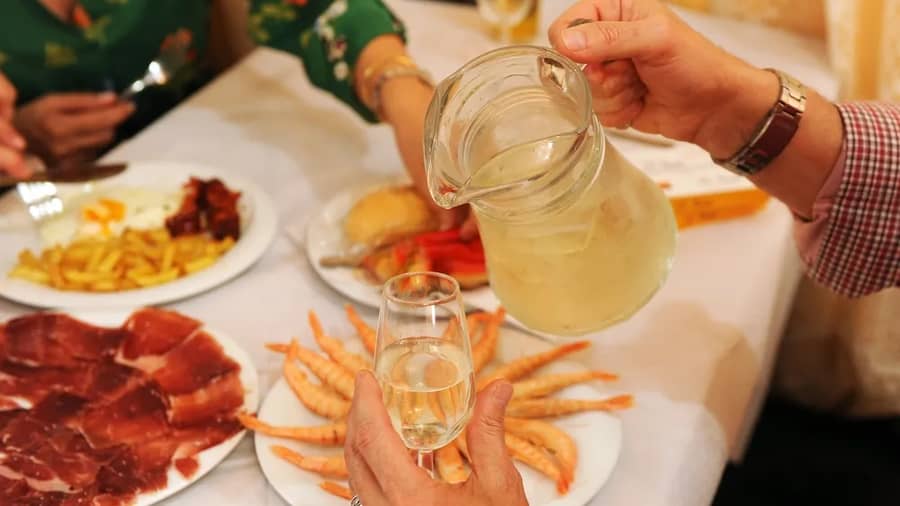 Food and Drink in Seville – Rhythm, Habit, and Andalusian Life