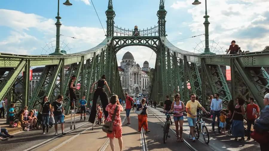 Shutterstock 2200115913