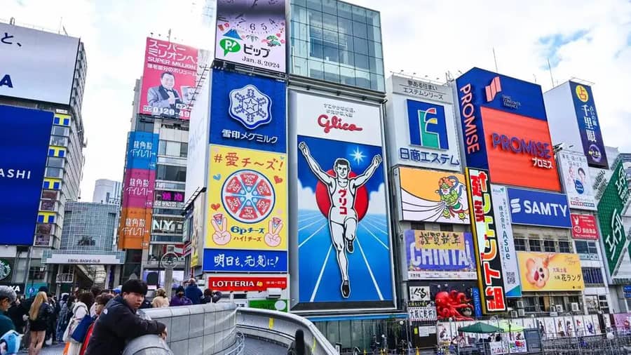 Shutterstock 2464998943